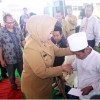 Bupati Kuningan saat memberikan santunan kepada anak yatim.
